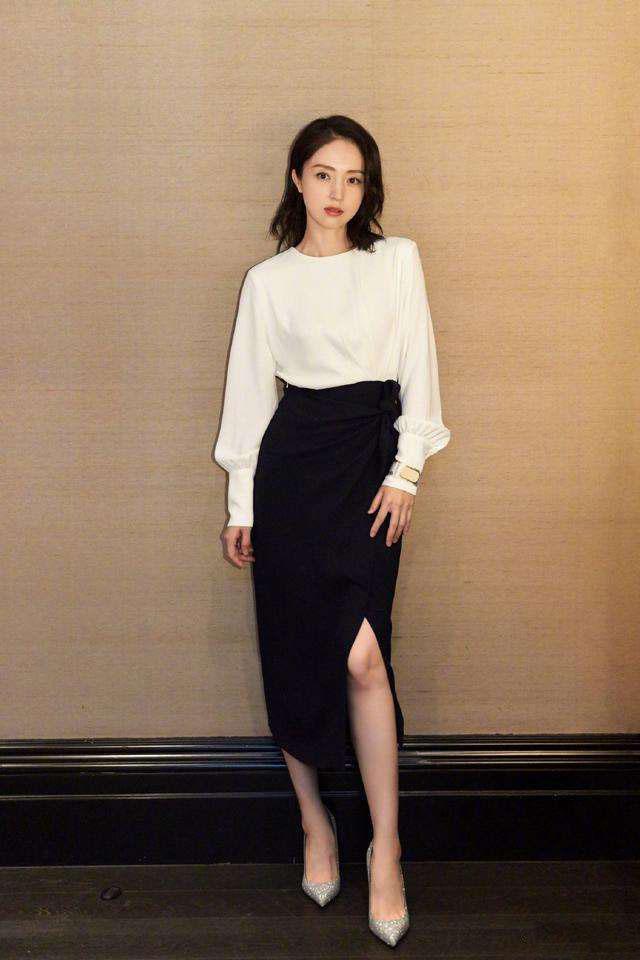 时尚密码白鞋与黑裙的梦幻碰撞AG真人游戏第一品牌解锁冬日(图2)