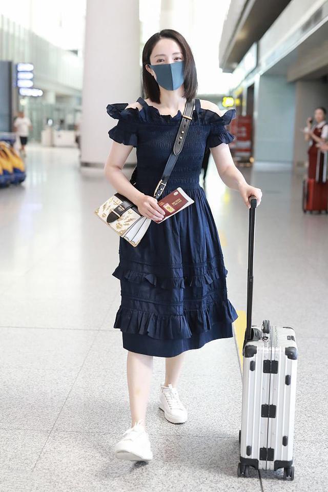 时尚密码白鞋与黑裙的梦幻碰撞AG真人游戏第一品牌解锁冬日(图4)