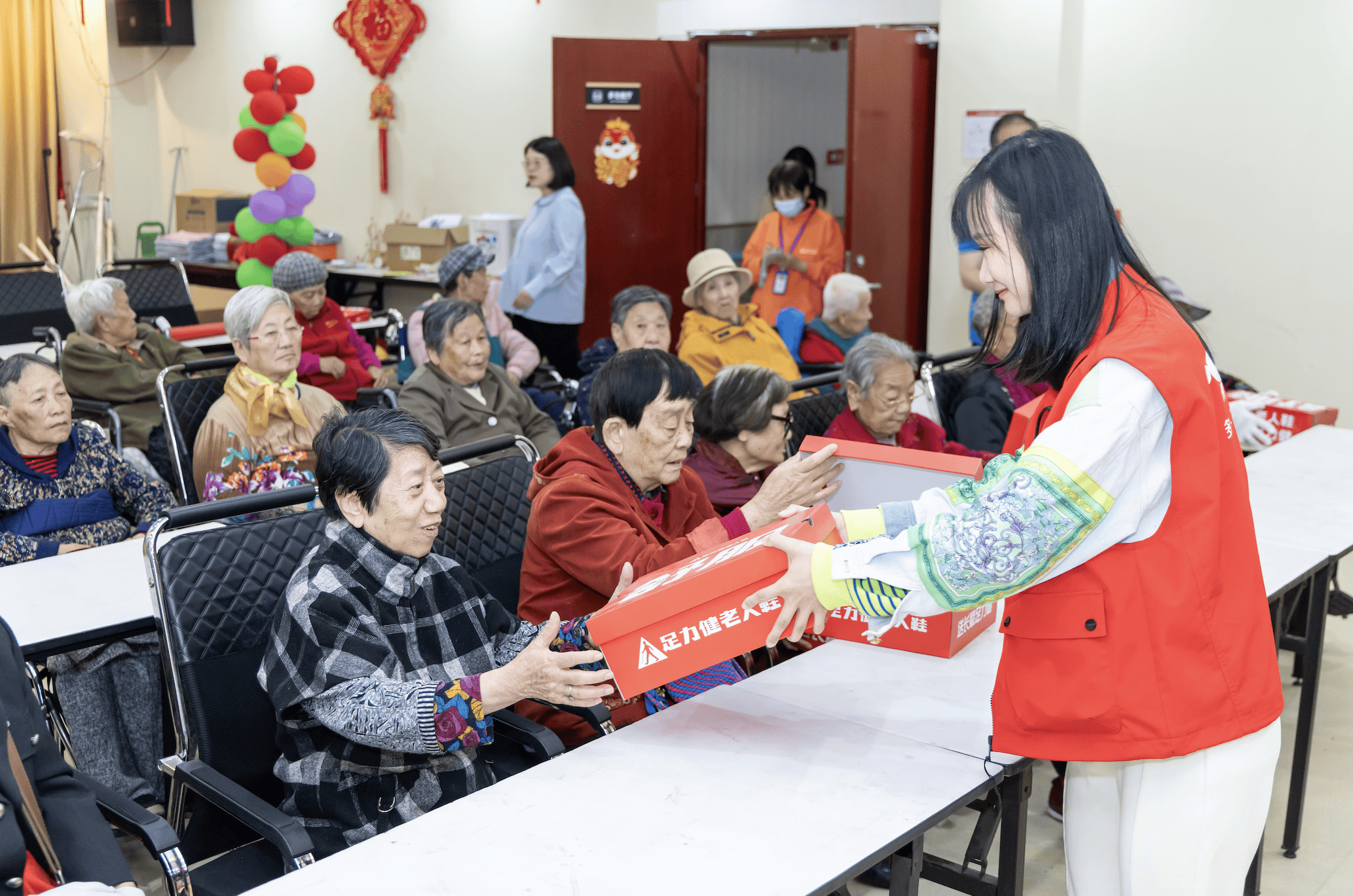 老院捐赠老人鞋 助力提升养老生活品质AG真人app京东服饰携手足力健为养(图3)